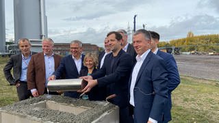 Bei der Grundsteinlegung für ein neues Rechenzentrum in Mainz auf der Ingelheimer Aue wird auch eine Zeitkapsel verbaut