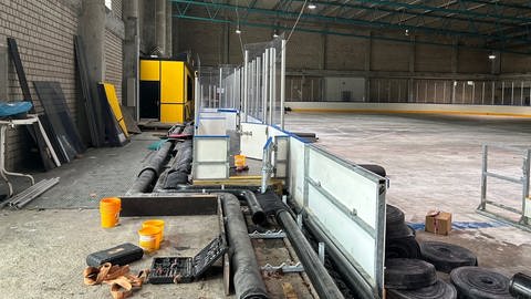 Die Eisfläche der Interims-Eishalle in Mainz wird vergößert, damit dort zukünftig Wettkämpfe stattfinden können.