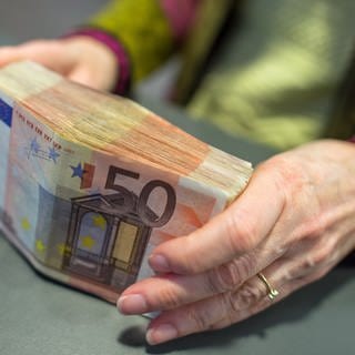 Nach einem Schockanruf wollte eine Seniorin in Mainz 5.000 Euro von der Bank abheben.