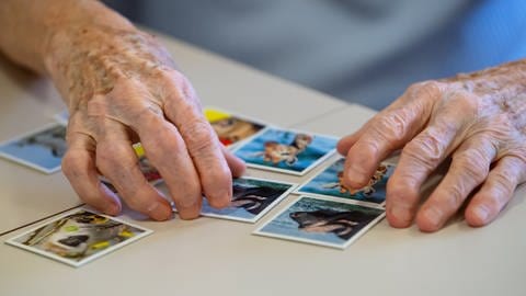 Eine Seniorin spielt  das Spiel "Memory" und legt Kartenpaare zusammen. Alzheimer und andere Demenzerkrankungen gehören nach Angaben der Weltgesundheitsorganisation (WHO) neu zu den zehn häufigsten Todesursachen weltweit.