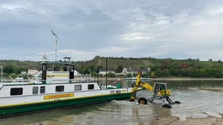 Die Rheinfähre "Landskrone" liegt im Rhein bei Nierstein. Nach Baggerarbeiten kann sie trotz des Niedrigwassers wieder fahren.
