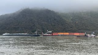 Die Ladung des havarierten Tankers im Rhein bei Bacharach wurde in ein dahinter liegendes Schiff umgepumpt.