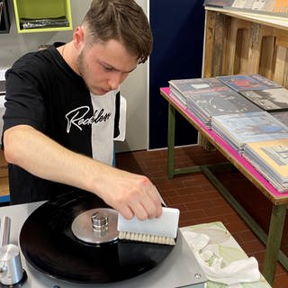 Antonio Teodonno reinigt eine Schallplatte mit einer Ziegenhaar-Bürste