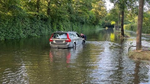 Trotz Überflutung fuhr eine Frau auf der Maaraue in Wiesbaden in die Wassermassen - bis das Auto nicht mehr wollte.