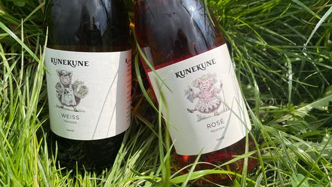 Die beiden Kunekune-Schweine, die im Weinberg in Duchroth das Unkraut fressen, sind auch auf Weinetiketten verewigt.