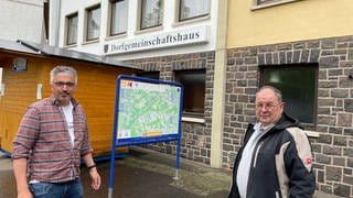 Andreas Setz und Klaus Wöllstein stehen vor dem Dorfgemeinschaftshaus 