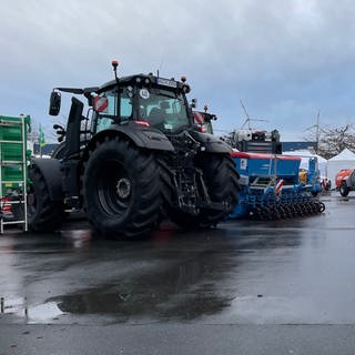 Bilder von Traktoren auf den Nieder-Olmer Agrartagen