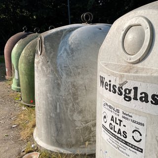 Im Kreis Mainz-Bingen stehen an öffentlichen Sammelplätzen verschiedenfarbige Glascontainer - wie hier in Undenheim. 