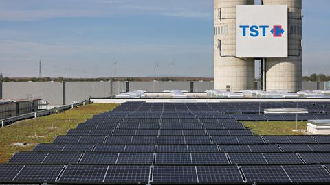 Auf einem Dach einer TST-Lagerhalle stehen einige Photovoltaik-Anlagen.