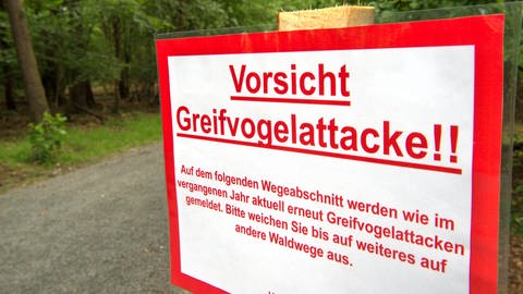 In Hessen wird mit Schildern vor den Bussard-Attacken gewarnt. 