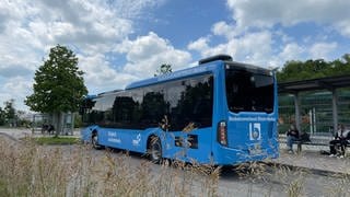 Ein neuer, blauer Hybrid-Bus: Im Landkreis Alzey-Worms sollen insgesamt mehr Busse fahren