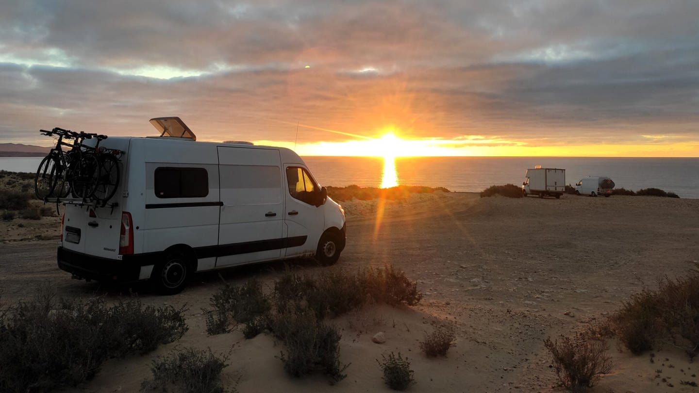 Das Lifestyle-Symbol Camper verspricht unvergessliche Momente an Sehnsuchtsorten - wie zum Beispiel hier einen Sonnenuntergang am Meer.