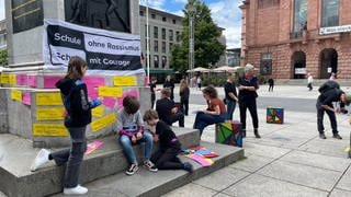 Schüler des Mainzer Gutenberg-Gymnasiums sammeln Zettel. Das ist Teil einer Aktion für Demokratie und Vielfalt