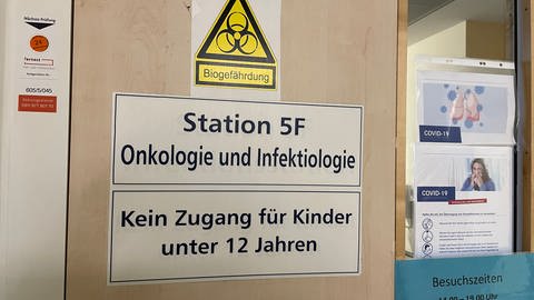 Das Schild mit der Aufschrift "Onkologie und Infektiologie" an der Mainzer Universitätsmedizin.