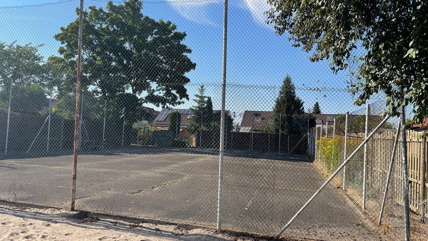 Ein asphaltierter früherer Tennisplatz in Worms-Neuhausen