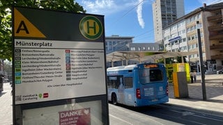 Ein Foto der Bushaltestelle Münsterplatz in Mainz: Hier haben zwei Fußballfans vor einem Fußballspiel einem anderen das Leben gerettet.