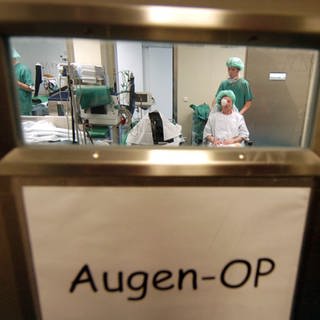 Ein Blick durchs Türfenster zeigt ein Ambulante OP-Zentrum im im Mainzer Universitätsklinikum. Drei Kliniken und eine Abteilung wurden vor Jahren in einem Gebäude untergebracht.