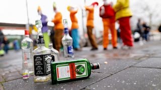 Aus leeren Flaschen werden oft gefährliche Scherben. Deswegen denkt die Stadt Mainz über ein Glasverbot am 11.11. nach. 
