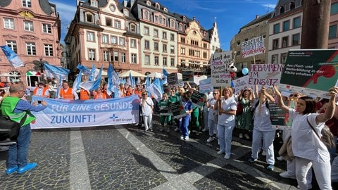 Rund 1.000 Menschen waren bei dem Krankenhaus-Protest in Mainz dabei.