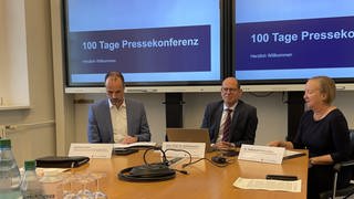 Der neue Vorstandschef der Universitätsmedizin Prof. Kiesslich zieht Bilanz seiner ersten 100 Tage. Mit dabei sind Gesundheitsminister Hoch und der Kaufmännische Vorstand Dr. Kreutz-Gers.
