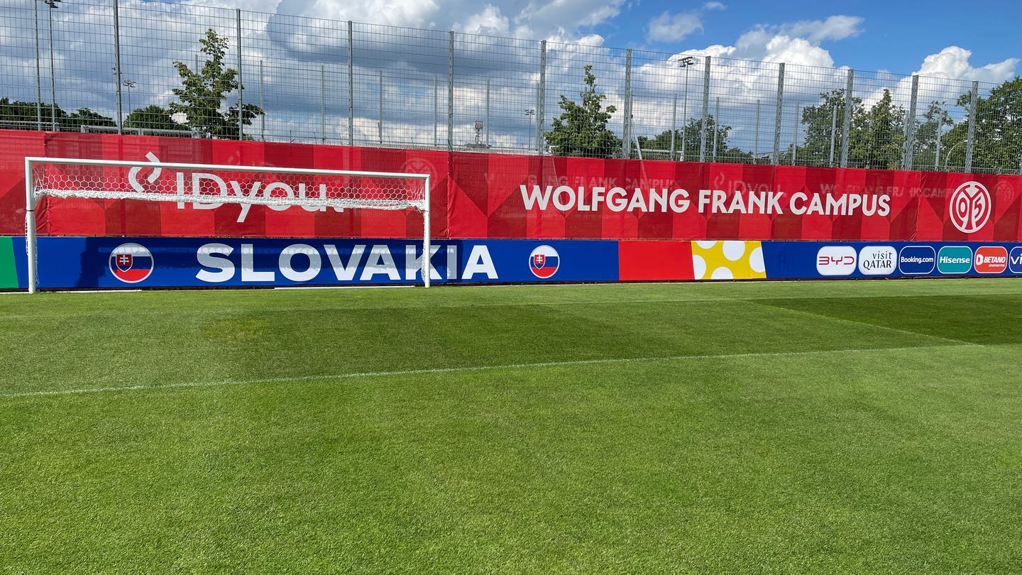 Während der Fußball-EM trainiert das Team der Slowakei im Mainzer Bruchwegstadion. Dafür wurde das Fußballstadion extra umdekoriert.
