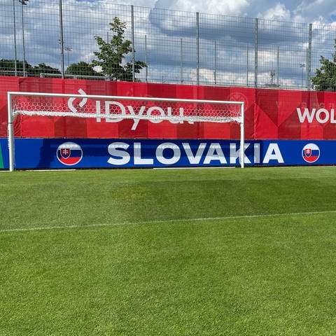 Während der Fußball-EM trainiert das Team der Slowakei im Mainzer Bruchwegstadion. Dafür wurde das Fußballstadion extra umdekoriert.