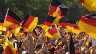 Jubelnde Deutschland-Fans mit Fahnen und Trikots: Fußball-EM 2024: Hier gibt es Public Viewing in Mainz und Umgebung