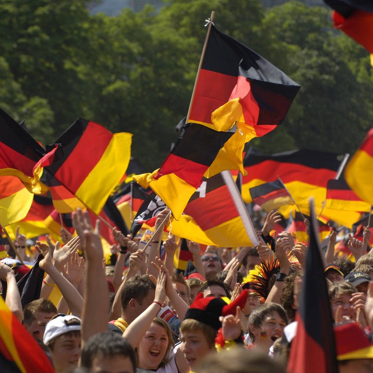 Jubelnde Deutschland-Fans mit Fahnen und Trikots: Fußball-EM 2024: Hier gibt es Public Viewing in Mainz und Umgebung