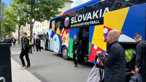 Die slowakische Nationalmannschaft kommt in Mainz an. Die Spieler wohnen während der EM im Hyatt Hotel. (Foto SWR Müller)