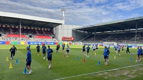 Die slowakische Nationalmannschaft beim ersten Training im Mainzer Bruchwegstadion.