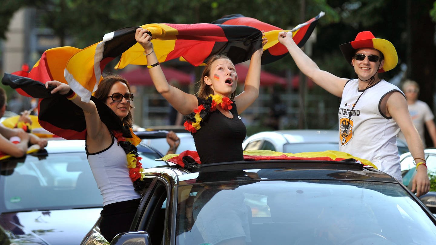 Fußball-Fans feiern im Autokorso einen Sieg der deutschen Nationalmannschaft.