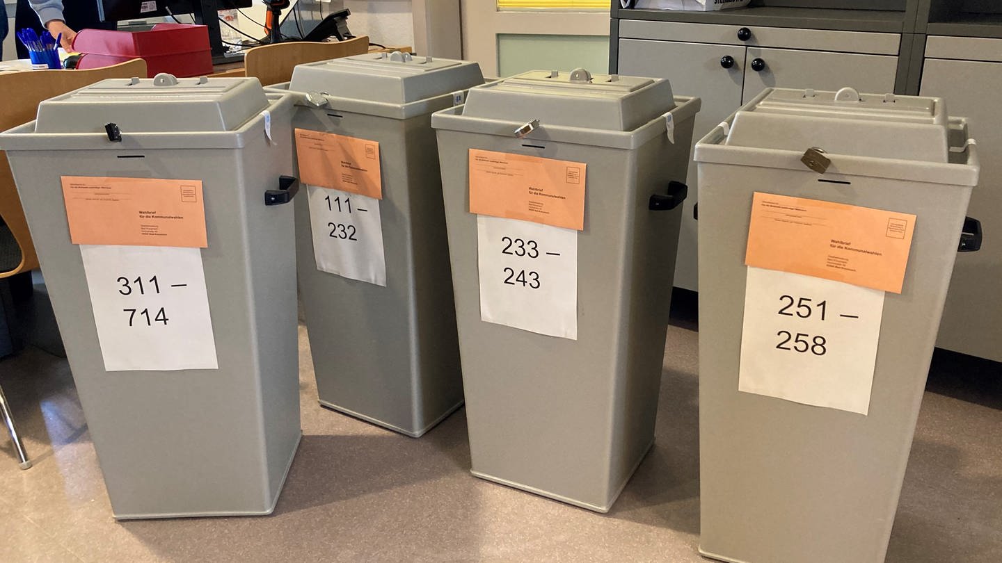 Wahlurnen in Bad Kreuznach mit unbeschädigten Schlössern und Siegel