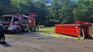 Die Feuerwehr Alzey-Worms muss bei ihrer Übung Wassertanks in den Wald schaffen, da es keine Löschteiche gibt.