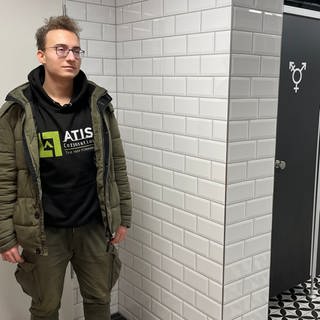 Ein Schüler der 12. Klasse überwacht, ob die Schultoilette des Schloss-Gymnasiums Mainz sauber bleibt.