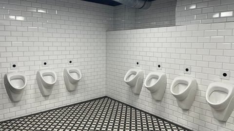 Das generalsanierte und dank der Toiletten-Aufsicht saubere Jungenklo im Mainzer Schloss-Gymnasium.