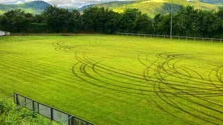 Unbekannte haben mit einem Auto den Sportplatz des VfL Simmertal verwüstet.