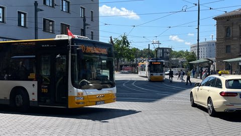 Der Vorplatz des Mainzer Hauptbahnhofes soll durch die Erweiterung des Straßenbahnnetzes über die Binger Strasse entlastet werden.