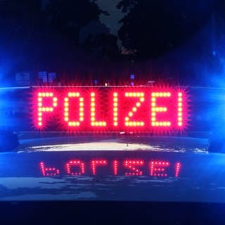 Blaulicht eines Polizeiautos: Metallrampen beschädigen acht Autos auf A61 bei Bingen