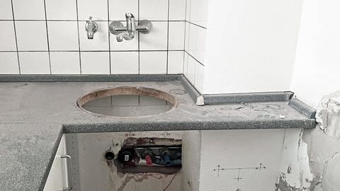 In einem Mietshaus in Mainz gibt es in einer Küche kein fließendes Wasser. 