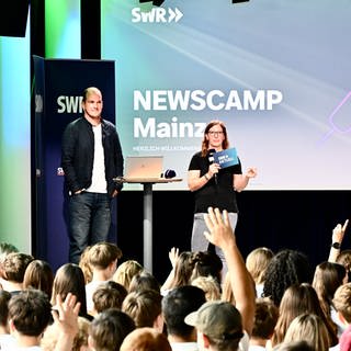 Beim SWR Newscamp lernen Schulklassen, wie sie Falschinformationen erkennen und wie Nachrichten entstehen.