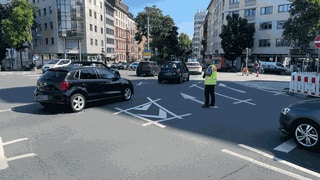 Die Polizei regelt den Verkehr: In der Nähe des Hauptbahnhofs Mainz gibt es lange Staus wegen einer Baustelle. 