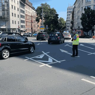 Die Polizei regelt den Verkehr: In der Nähe des Hauptbahnhofs Mainz gibt es lange Staus wegen einer Baustelle. 