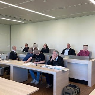Die Angeklagten im Gerichtssal in Bad Kreuznach: Der Prozess nach einer Schlägerei auf Kirmes in Hallgarten hat begonnen