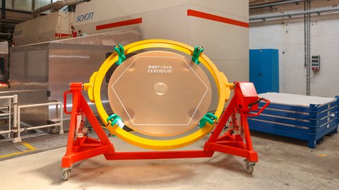 Ein fertiges Segment des Spezialglasherstellers Schott: Alle Teile für den riesigen Teleskopspiegel wurden in Mainz hergestellt. 