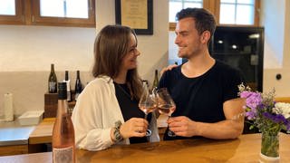 Lena und Sebastian betreiben zusammen ein Weingut in Ingelheim. 2021 haben sie das Weingut von Sebastians Eltern übernommen.