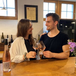 Lena und Sebastian betreiben zusammen ein Weingut in Ingelheim. 2021 haben sie das Weingut von Sebastians Eltern übernommen.