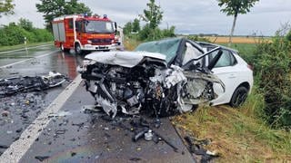 Bei einem schweren Unfall auf der B9 bei Bechtheim (Kreis Alzey-Worms) kam ein 63 Jahre alter Mann ums Leben.