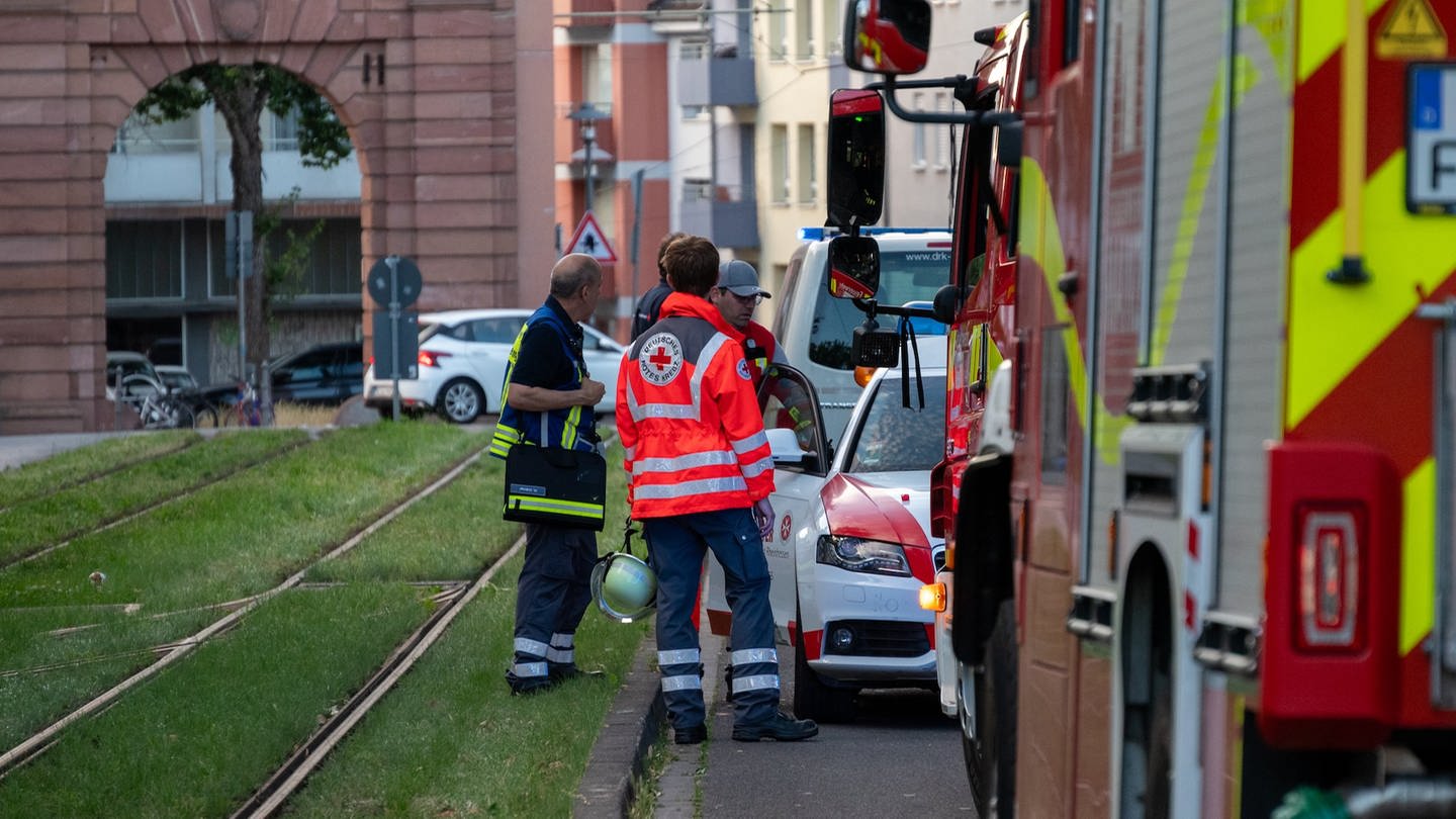 Die Feuerwehr Mainz bekam mehrere Notrufe aus der steckengebliebenen Regionalbahn.