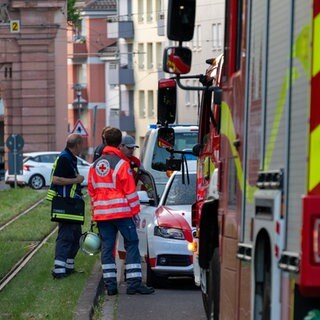 Die Feuerwehr Mainz bekam mehrere Notrufe aus der steckengebliebenen Regionalbahn.