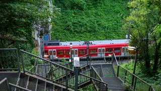 Der liegengebliebene Zug steht in einem Tunnel bei Mainz.